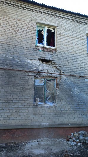 В результате обстрела поселка Широкая Балка в Горловке поврежден жилой дом