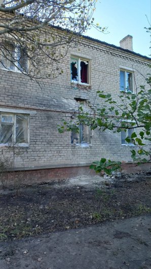 В результате обстрела поселка Широкая Балка в Горловке поврежден жилой дом