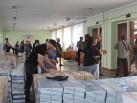 В Горловку доставлена большая партия новых российских учебников (фото)