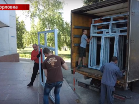 В пострадавший от обстрелов Горловский дворец детского и юношеского творчества доставили новые окна (видео)