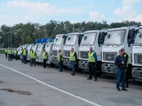 Россия передала Мариуполю полсотни единиц спецтехники и контейнеры для ТКО