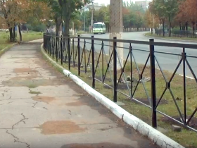 На проспекте Победы в Горловке продолжается монтаж барьерного ограждения