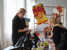 В школах Горловки стартовала выдача продуктовых наборов для школьников (фото)