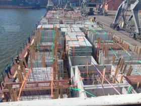 Первая баржа со стройматериалами для восстановления ДНР прибыла из РФ в порт Мариуполя