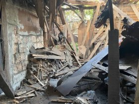 В результате обстрела поселка Широкая Балка в Горловке разрушен жилой дом