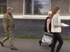 В Горловке сотрудник МВД закрыл собой мирного жителя во время обстрела (видео)