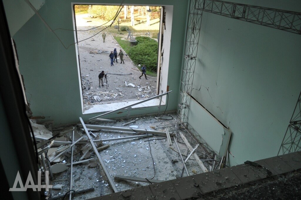 После утреннего обстрела. Последствия обстрела Донецкой мэрии. Мэрия Донецка после бомбежки. Обстрел Донецка сегодня.