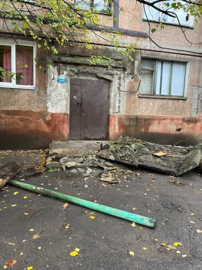 В Горловке рухнул козырек над входом в подъезд многоэтажки (фото)
