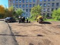 Возле городской больницы № 2 в Горловке продолжается замена асфальтового покрытия (фото)