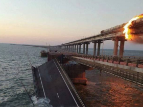 На Крымском мосту взорвался грузовик, обрушились два автомобильных пролета, горит жд состав с нефтепродуктами