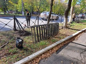 Вдоль проспекта Победы в Горловке продолжается монтаж барьерного ограждения (фото)
