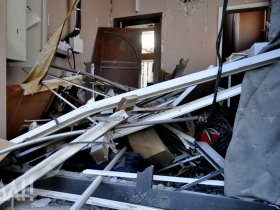 ВСУ обстреляли центр Донецка, ранены двое мужчин, пострадало здание городской администрации