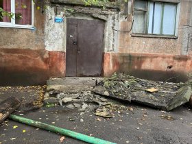 В Горловке рухнул козырек над входом в подъезд многоэтажки (фото)