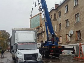 В Горловку из Кузбасса доставлено стекло для восстановления остекления многоквартирных жилых домов (фото)