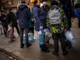 Без водоснабжения осталось около 80% Киева, люди собираются в огромные очереди за водой