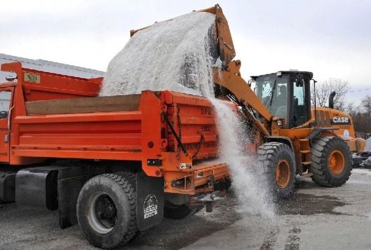 Первый снег и гололед в Донецке: для уборки дорог задействованы 27 коммунальных машин