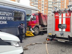 Жуткое ДТП в Москве: грузовик расплющил такси об автобус, водитель и пассажир такси погибли на месте (фото, видео)