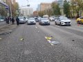 Жуткое ДТП в Москве: грузовик расплющил такси об автобус, водитель и пассажир такси погибли на месте (фото, видео)