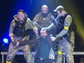 На спектакле в Калуге актеры в форме ВСУ «захватывали в заложники» и «расстреливали» зрителей (видео)