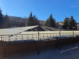 Главный фонтан Горловки укрыли на зиму защитным куполом