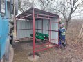 Коммунальные службы Горловки устанавливают барьерные ограждения и новые остановочные павильоны (фото)