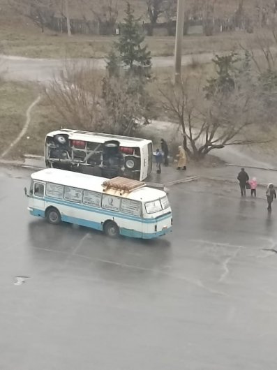 На обледеневшей дороге в Горловке перевернулся рейсовый автобус
