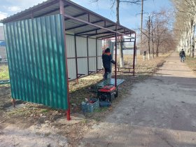 В Горловке продолжается монтаж новых остановочных павильонов (фото)