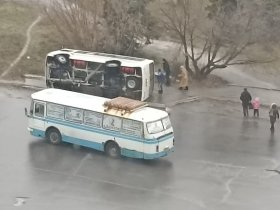 На обледеневшей дороге в Горловке перевернулся рейсовый автобус