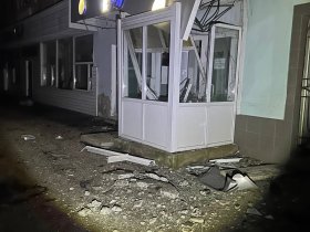 В результате вечернего удара по Горловке, повреждены многоэтажные дома и здание школы в жилмассиве 