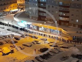 Москву завалило снегом, очереди на остановках общественного транспорта растянулись на сотни метров