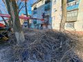 Сотрудники КП «ПРОСТОР» продолжают выполнять санитарную обрезку деревьев в Горловке