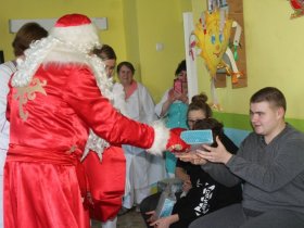 Маленькие пациенты ТМО «Семья и здоровье» в Горловке получили подарки ко Дню Святого Николая