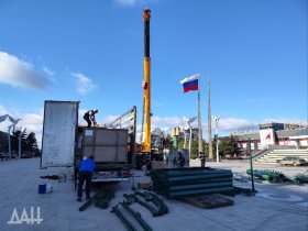 В Мариуполе идет установка главной городской елки, доставленной из Санкт-Петербурга (видео)