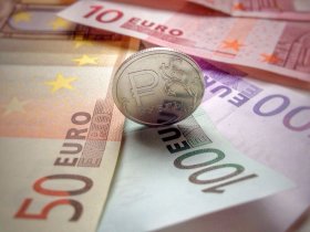 Курс евро уже выше 75 рублей, доллар — выше 70