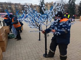 На площади Победы в Горловке установили новогодние декорации (фото)