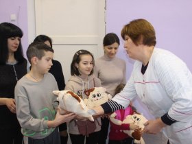 В Горловке дети, страдающие сахарным диабетом, получили подарки из Кузбасса (фото, видео)