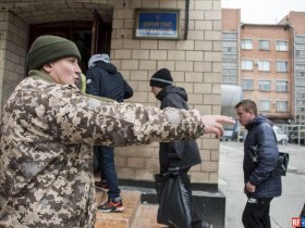 В Украине тотальная мобилизация: в Харькове призывников ищут по магазинам, барам и ночным клубам (видео)