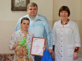Власти Горловки поздравили маму первого рожденного в этом году ребенка (фото)