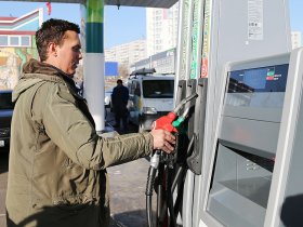 Сегодня в ДНР литр бензина А-95 стоит 49 рублей, а в среднем по Украине - 51 гривна