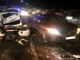 На трассе М-4 в Ростовской области столкнулись шесть автомобилей, один из водителей погиб (фото, видео)