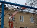 В Горловке восстановили кровлю многоэтажного дома на проспекте Ленина, пострадавшего в результате обстрела (фото)