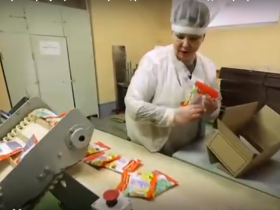 В Донецке, несмотря на регулярные обстрелы, продолжает работу шоколадная фабрика (видео)