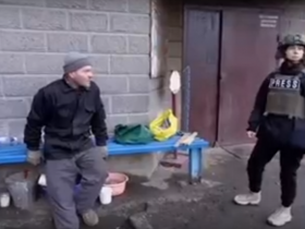 Украинская журналистка в Бахмуте не смогла привыкнуть к постоянным взрывам (видео)