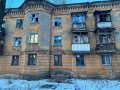 Ночью ВСУ обстреляли Калининский район Горловки, повреждены жилые дома, легковые автомобили и автобус (фото)