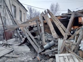 В результате обстрела поселка Гольмовский в Горловке разрушен жилой дом (фото)