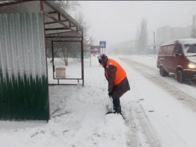 В Горловке ведутся работы по расчистке снега (фото)