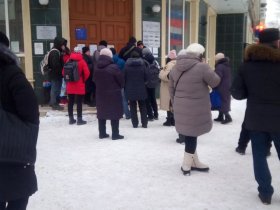 Перед отделениями ПромСвязьБанка в Горловке выстраиваются огромные очереди на оформление карт и снятие наличных