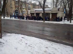 ФОТОФАКТ: в Горловке люди собираются в большие очереди, чтобы купить воду на розлив