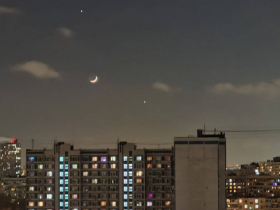 Жители России могли наблюдать в небе редкое явление – Луну, окружённую Юпитером и Венерой (фото)