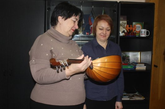 Музыкальной школе № 1 Горловки были переданы музыкальные инструменты от известного российского мастера